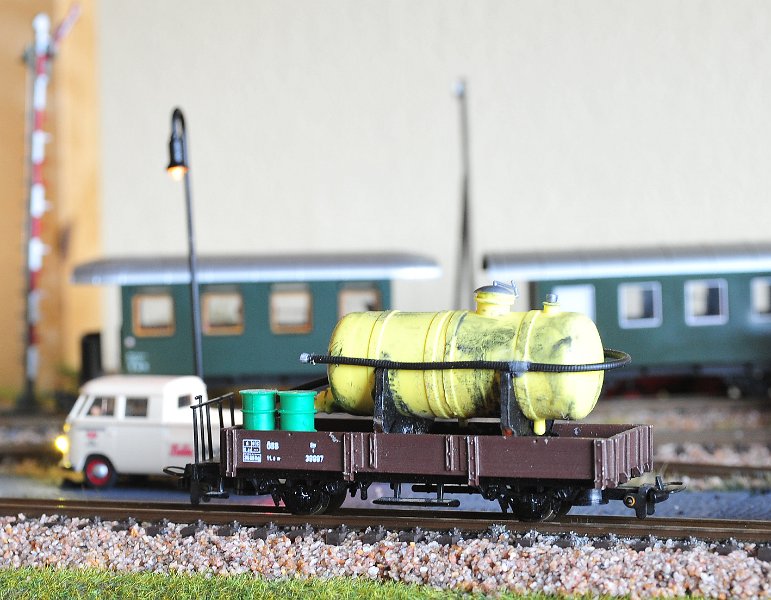Liliput Niederbordwagen 38997 2 achser mit Tankaufsatz